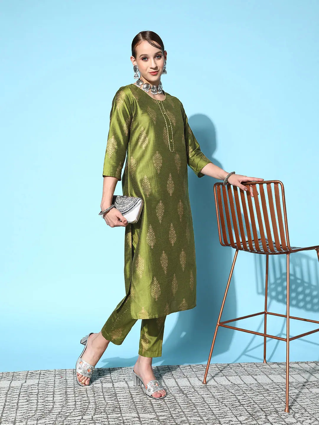 Women Green Cotton Silk Floral Foil Kurta With Pencil Pants Comfy High-Waist Jeans